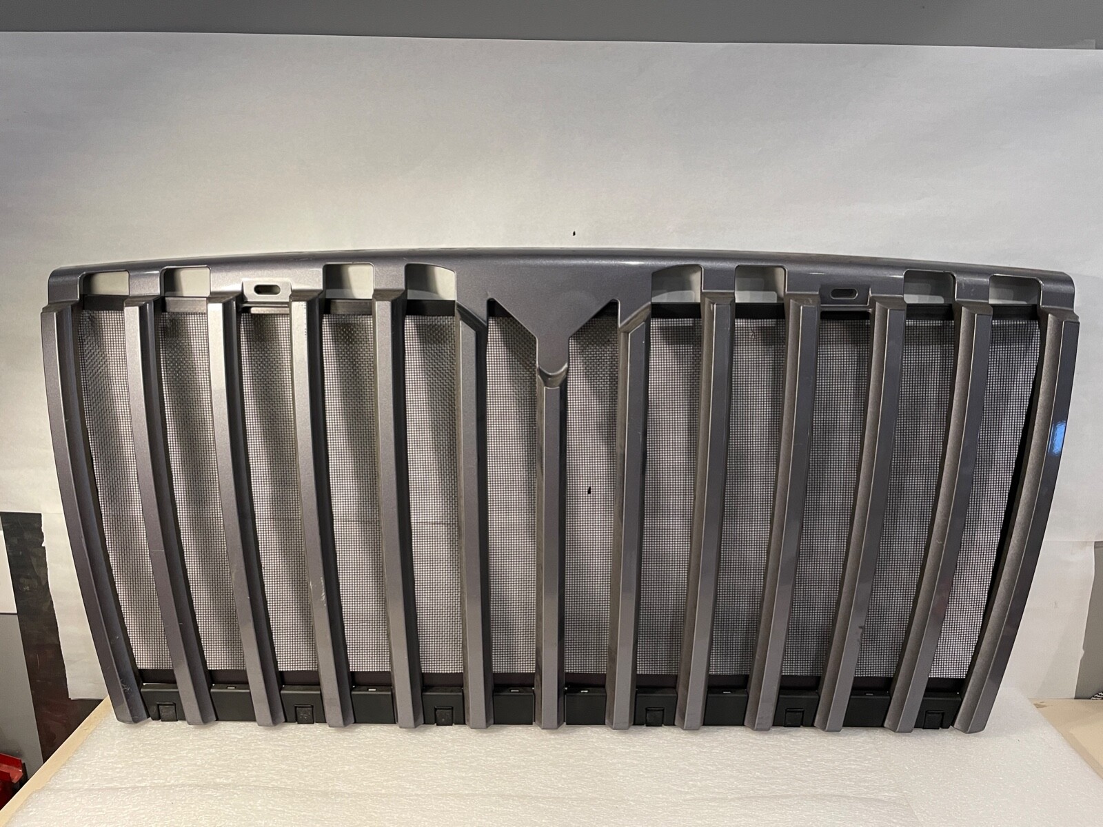 INTERNATIONAL NAVISTAR WORKSTAR 7000 PAINTED GRILLE  W/BUG SCREEN 3825886C93