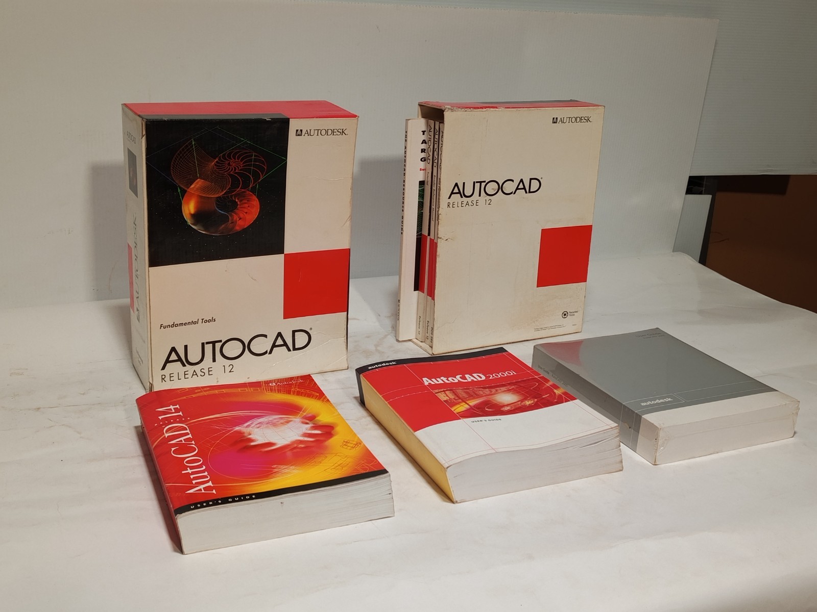 Autodesk AutoCAD Release 12 & 2000i/2005 User Guides Manual Lot as shown