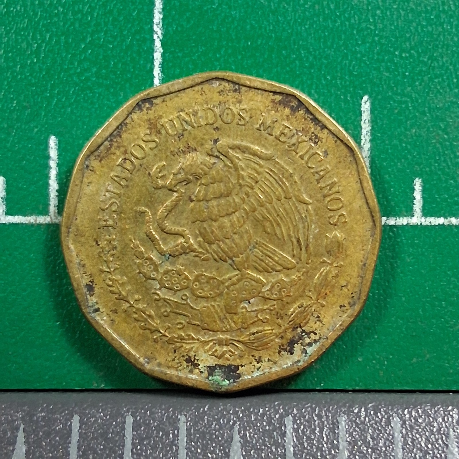 2005-M Mexico 20 Centavos Coat of Arms / Aztec Sun Stone Aluminum-Bronze Coin