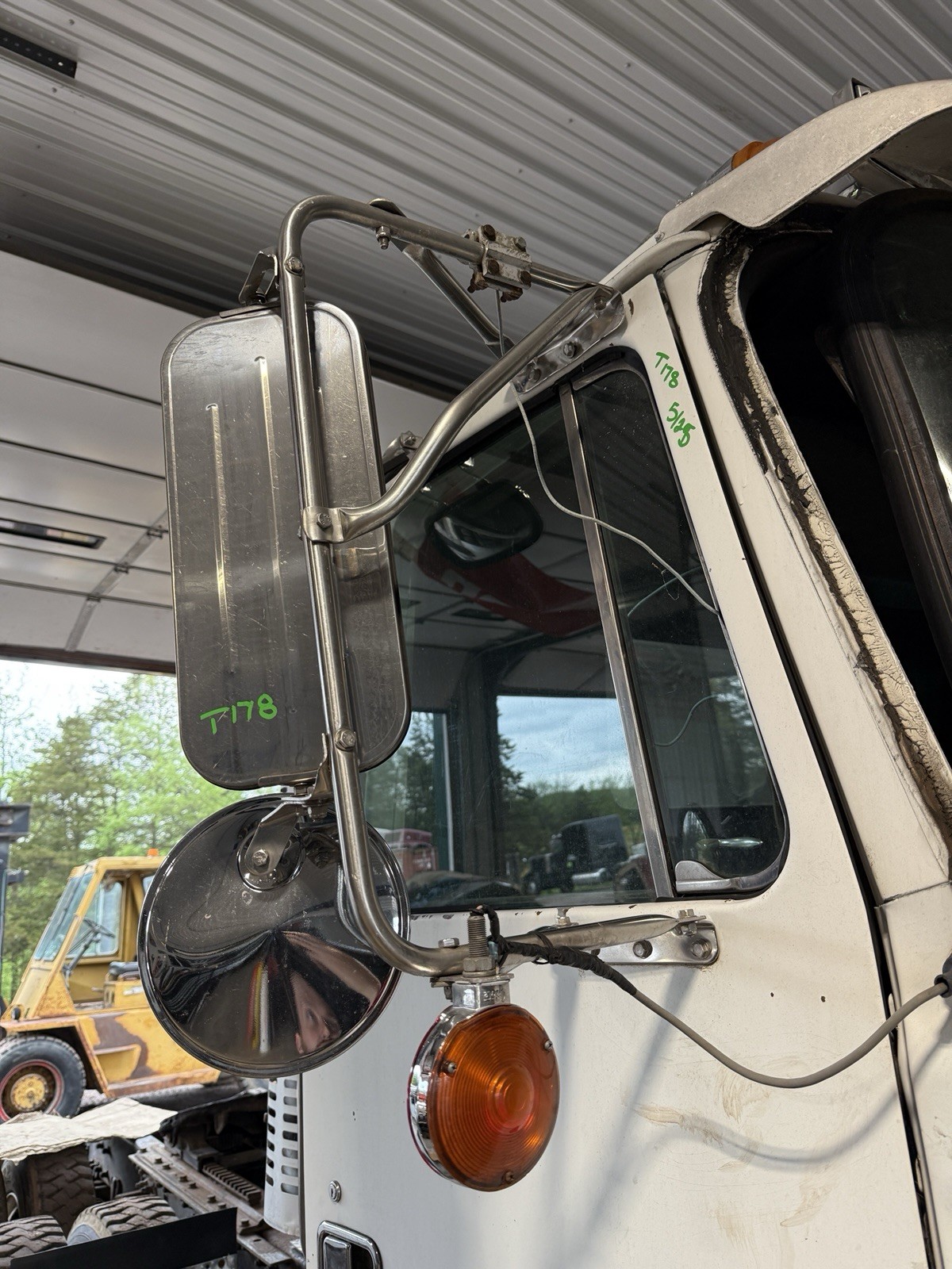 VOLVO PASSENGER MIRROR ASSEMBLY  OEM 1995 VOLVO/GM