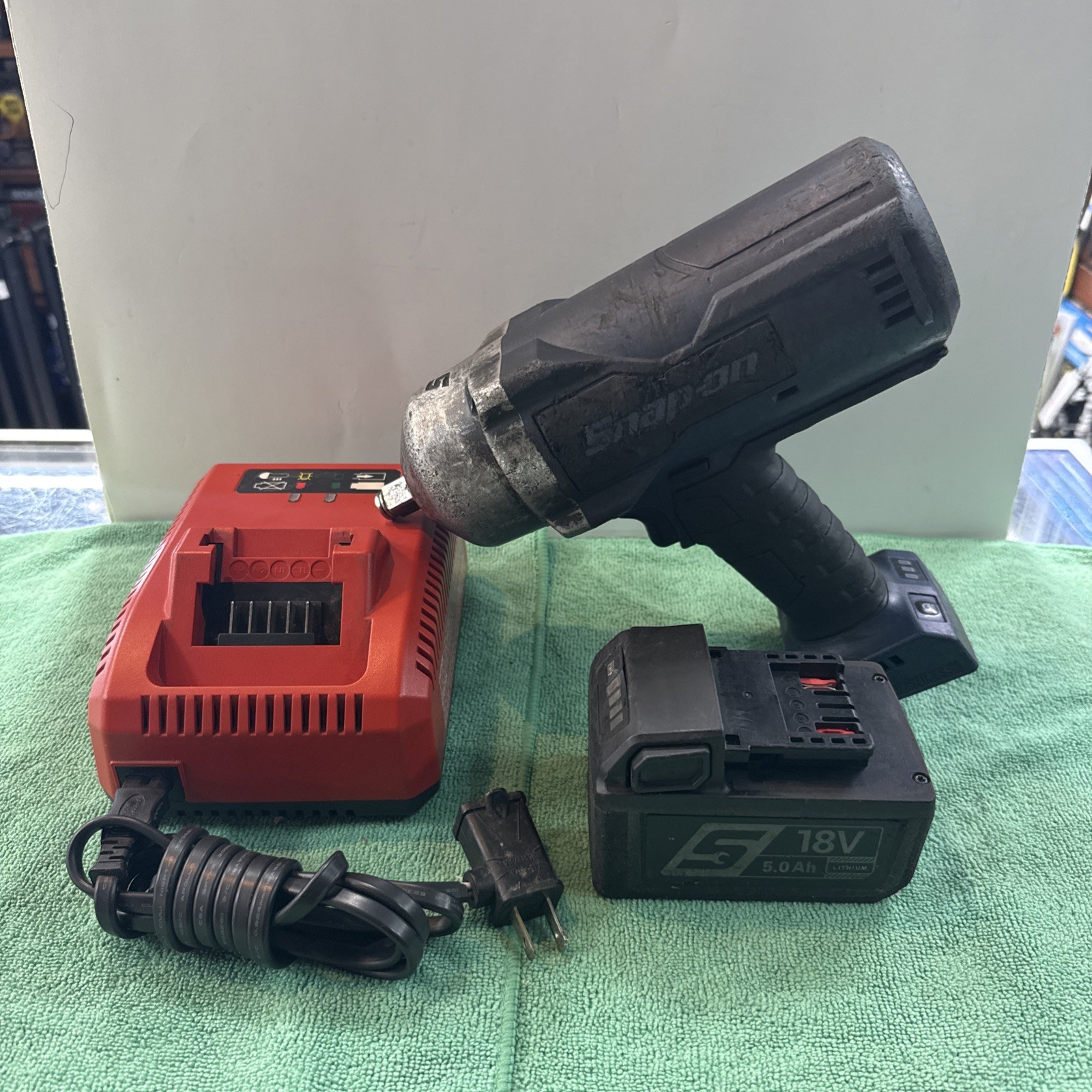 Snap-on Tools CT9080MB Impact Wrench 1/2" Drive 18V w/ Charger and battery