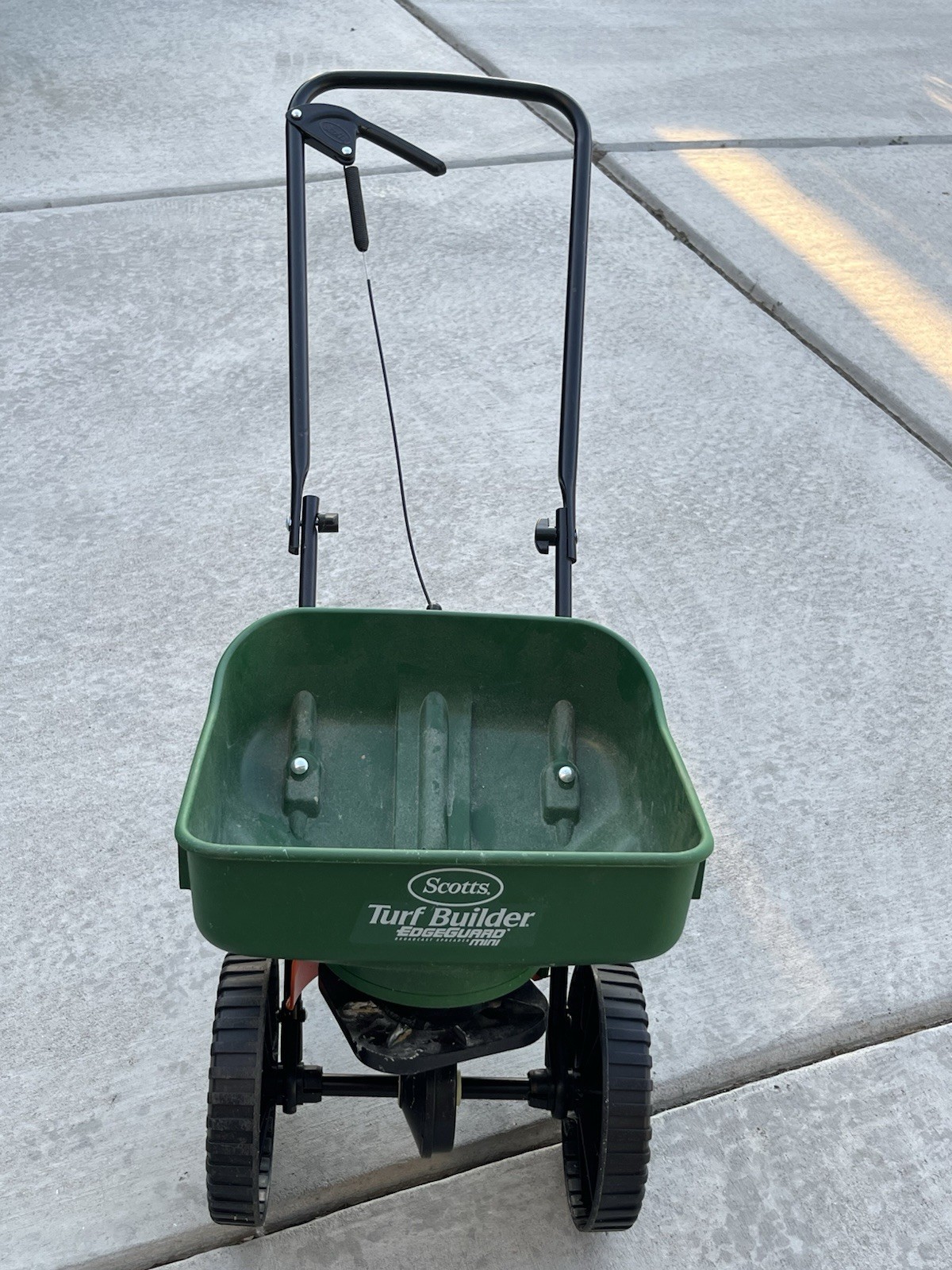 Scotts Turf Builder EdgeGuard Broadcast Spreader, Adjustable Long Handle, Green