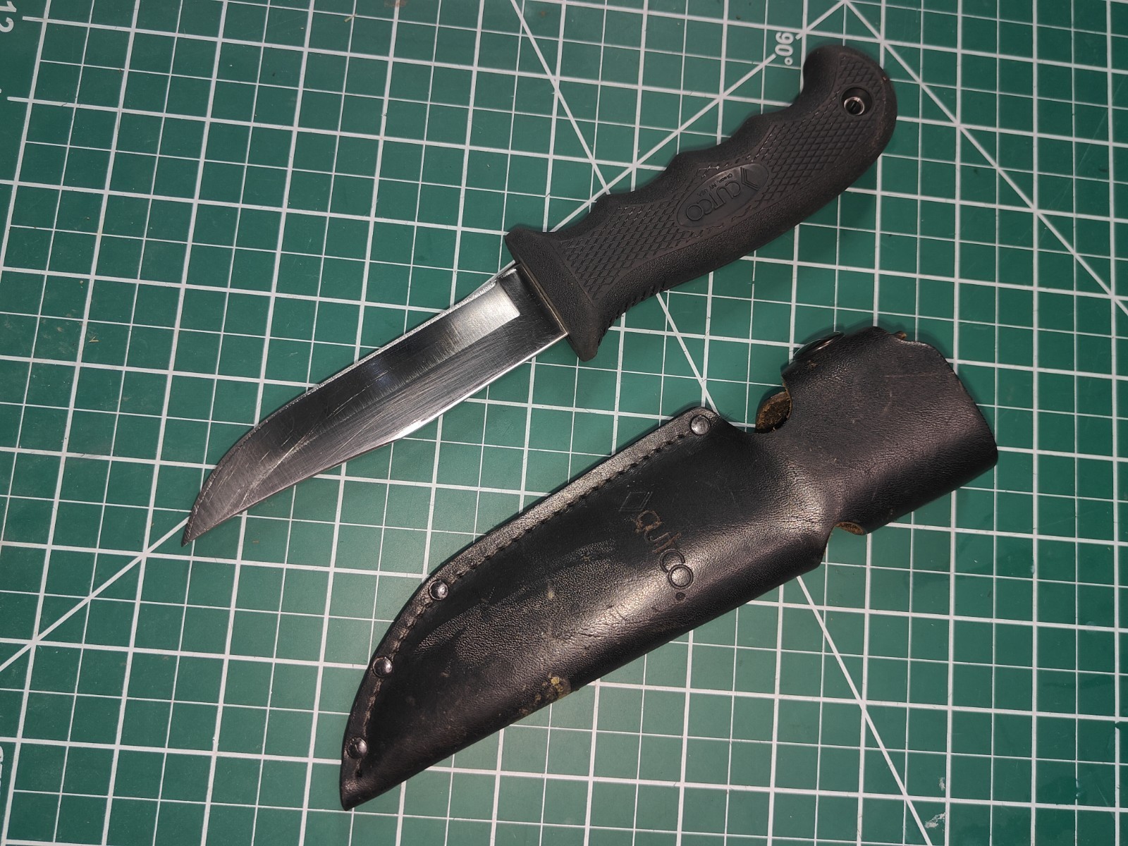 CUTCO 5719 Clip Point Straight Edge Hunting Knife with Black Leather Sheath
