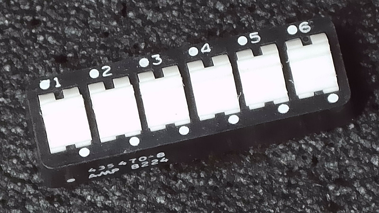 AMP 435470-8 (Amphenol) - 6 / 12-Position, 24-Pin DIP Switch SPST - DIP24 - New