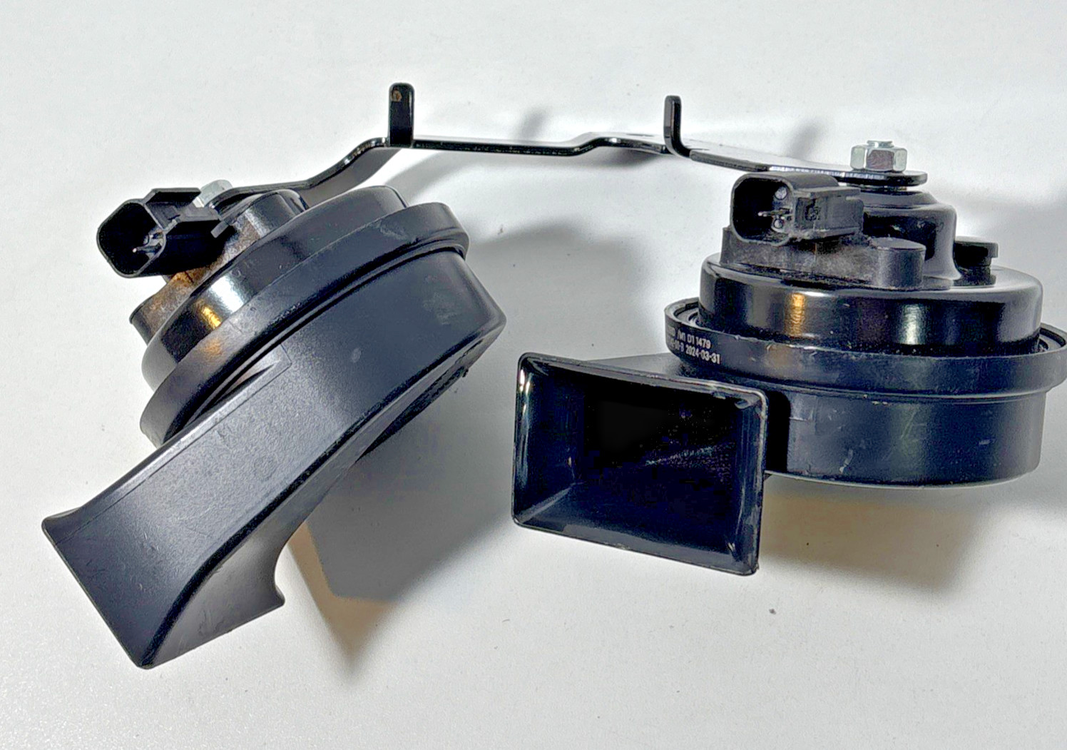 Tesla Y PAIR Low & High Pitch Horn 400 500 Hz w/Bracket Assy OEM 1507242-00-B