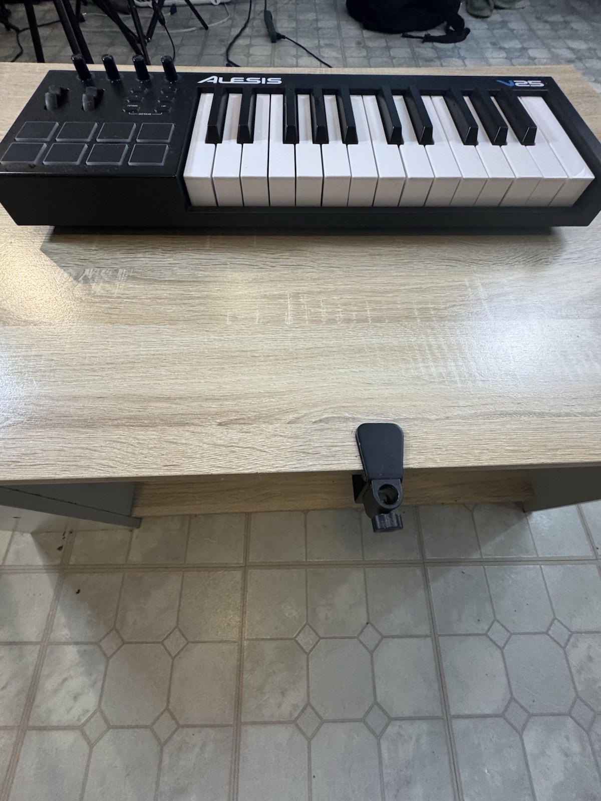 Alesis V25 25-Key MIDI Keyboard Controller Pad Triggers Mod Wheel