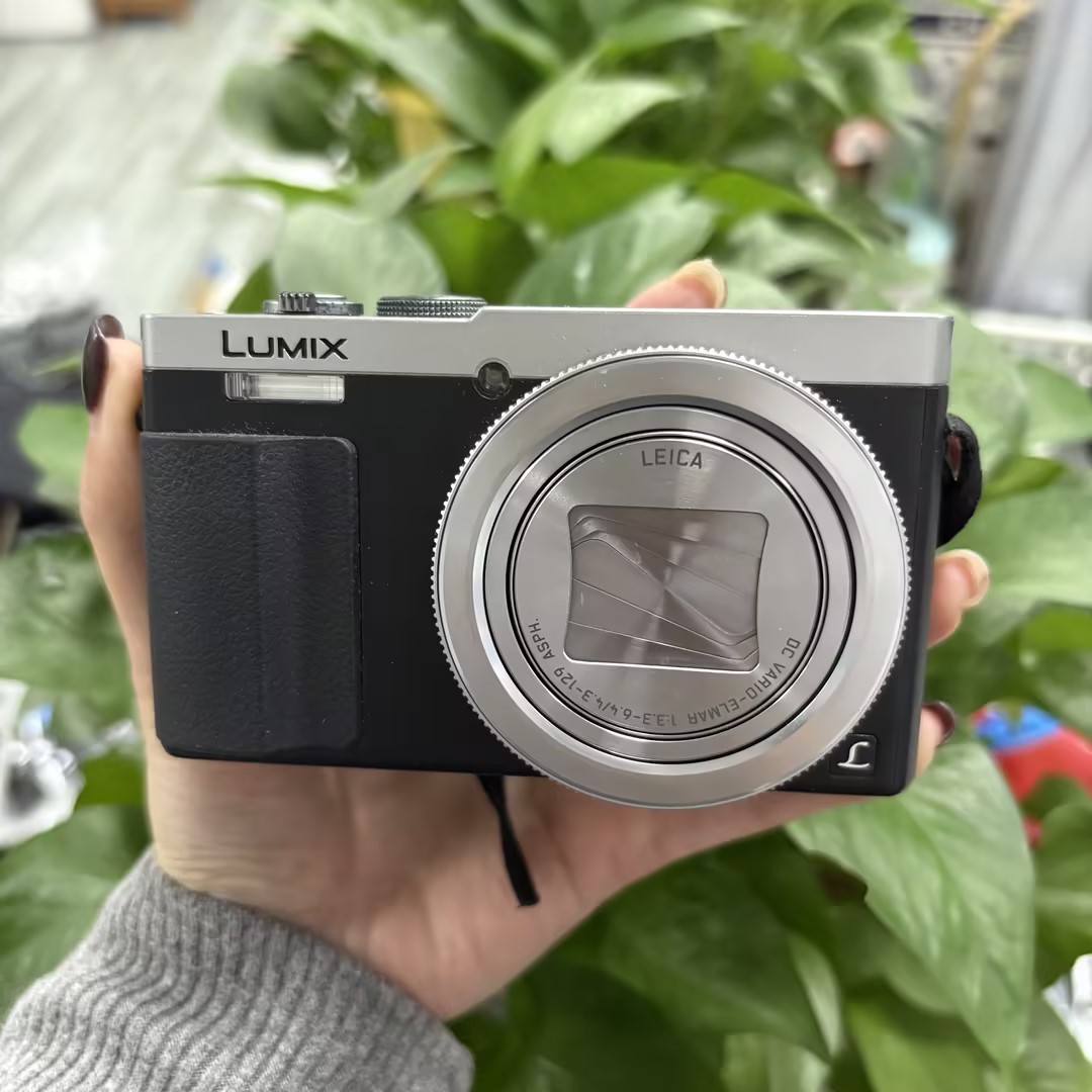 Panasonic LUMIX DMC-TZ70 Silver Compact Camera 30x Zoom Leica Lens