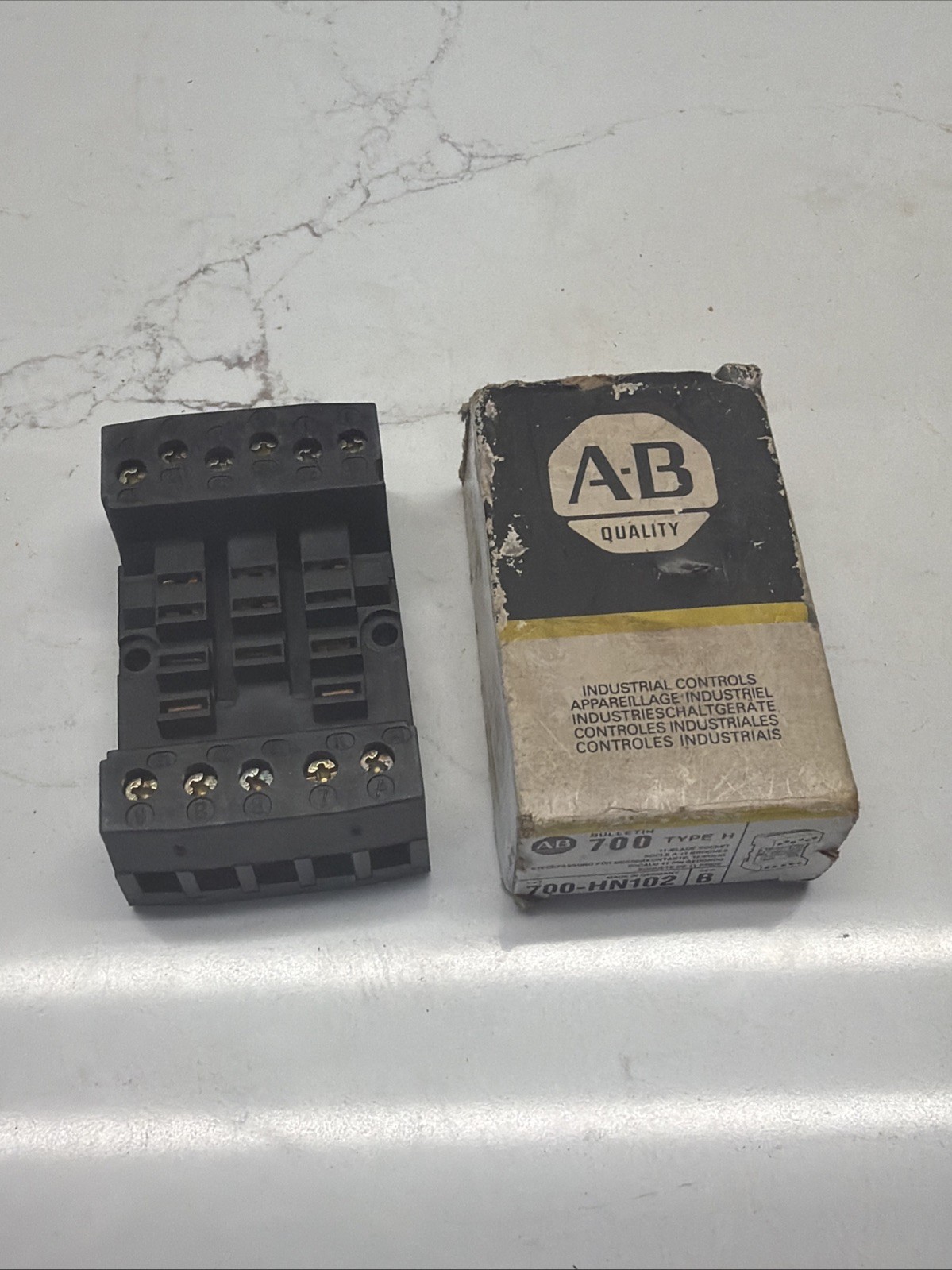 Allen-Bradley 700-HN 102 Series B Relay Socket