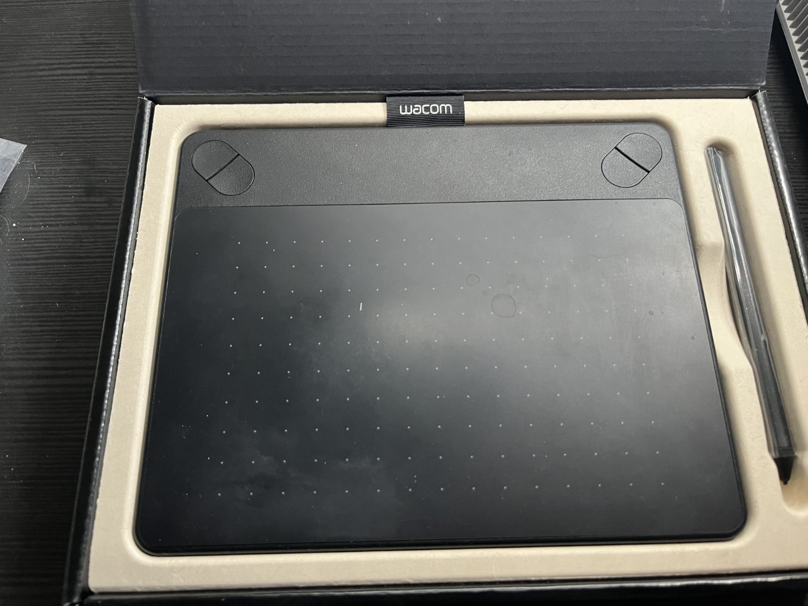 Wacom Intuos Comic Digital Art Creative Pen and Touch Tablet CTH-490CK