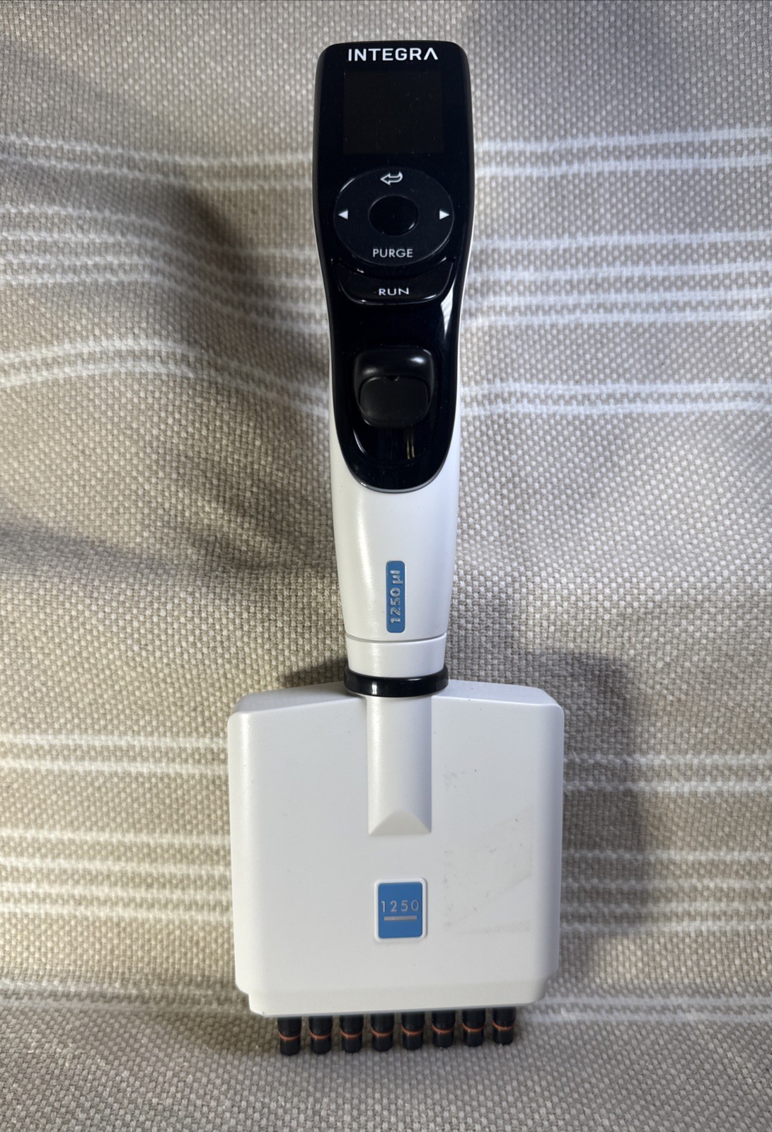 Integra 8-Channel  VIAFLO Electronic adjustable tip spacing Pipette 1250 µl
