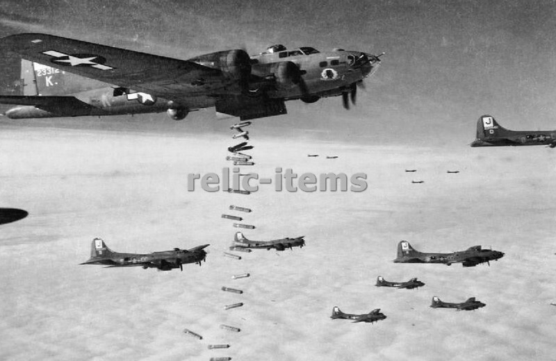 WW2 PICTURE PHOTO US USAAF B-17 FLYING FORTRESS DROP BOMBS 7043