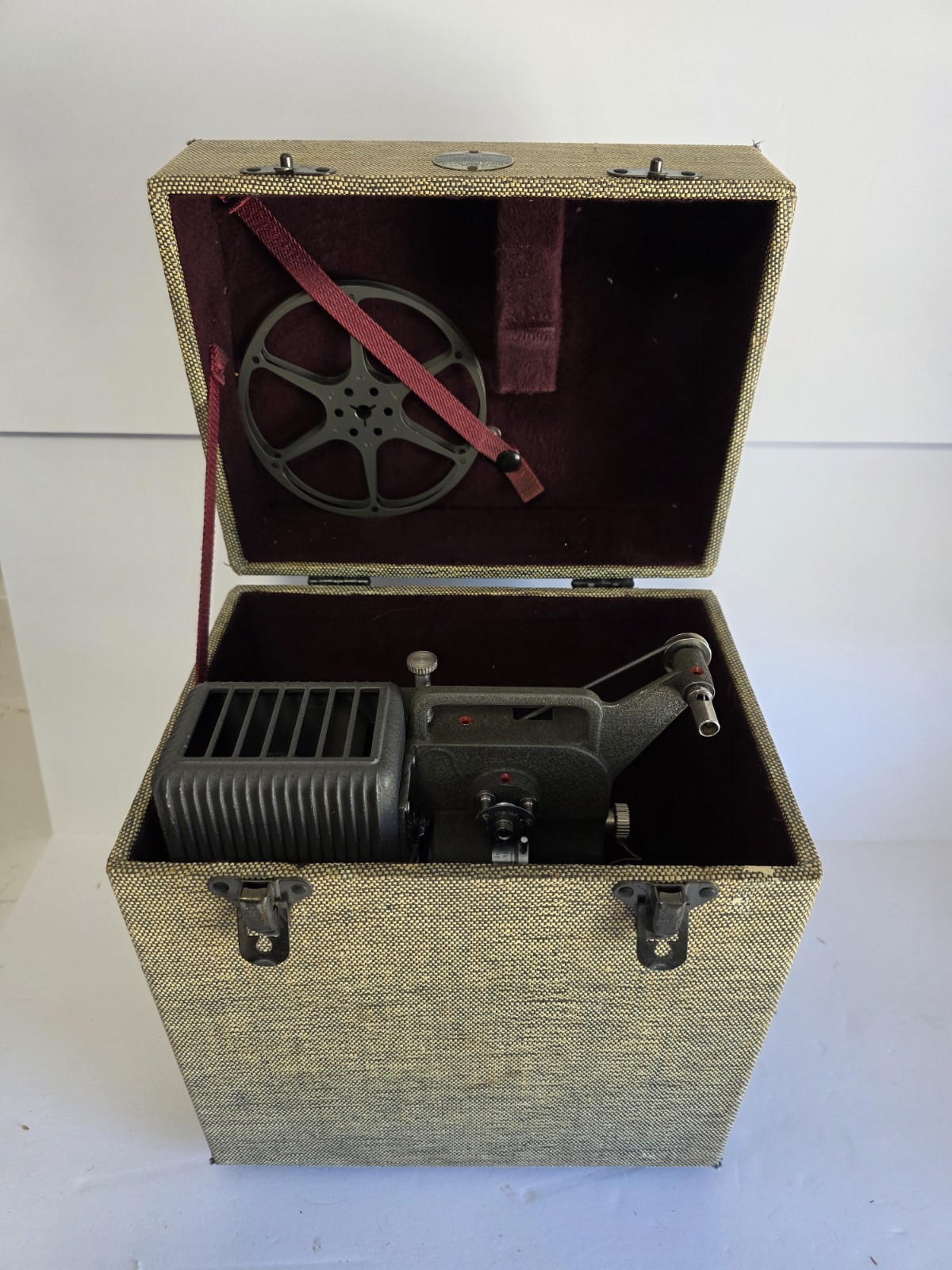 Vitage Eastman Kodiak Kodascope Eight-33 8mm Projector W/ Original Case *READ*