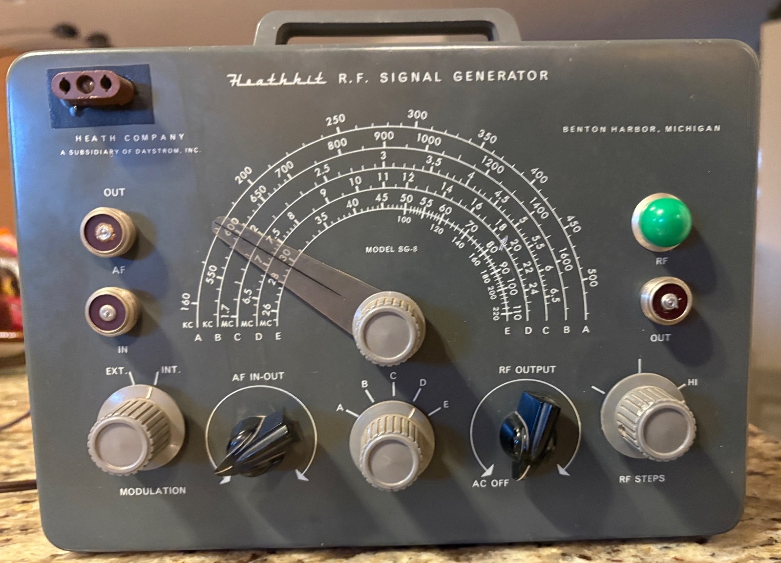 HEATHKIT R. F. SIGNAL GENERATOR SG-8      IT WORKS!