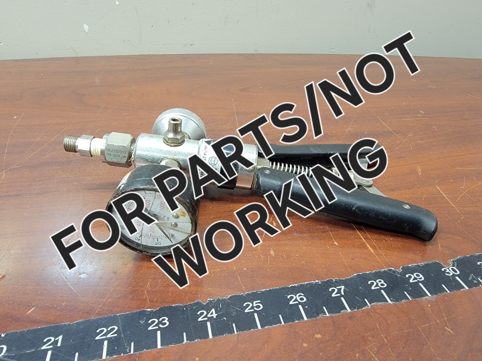 Si Instruments TP1-40 Hand Held Test Pump Pressure Calibrator UNTESTED/FOR PARTS