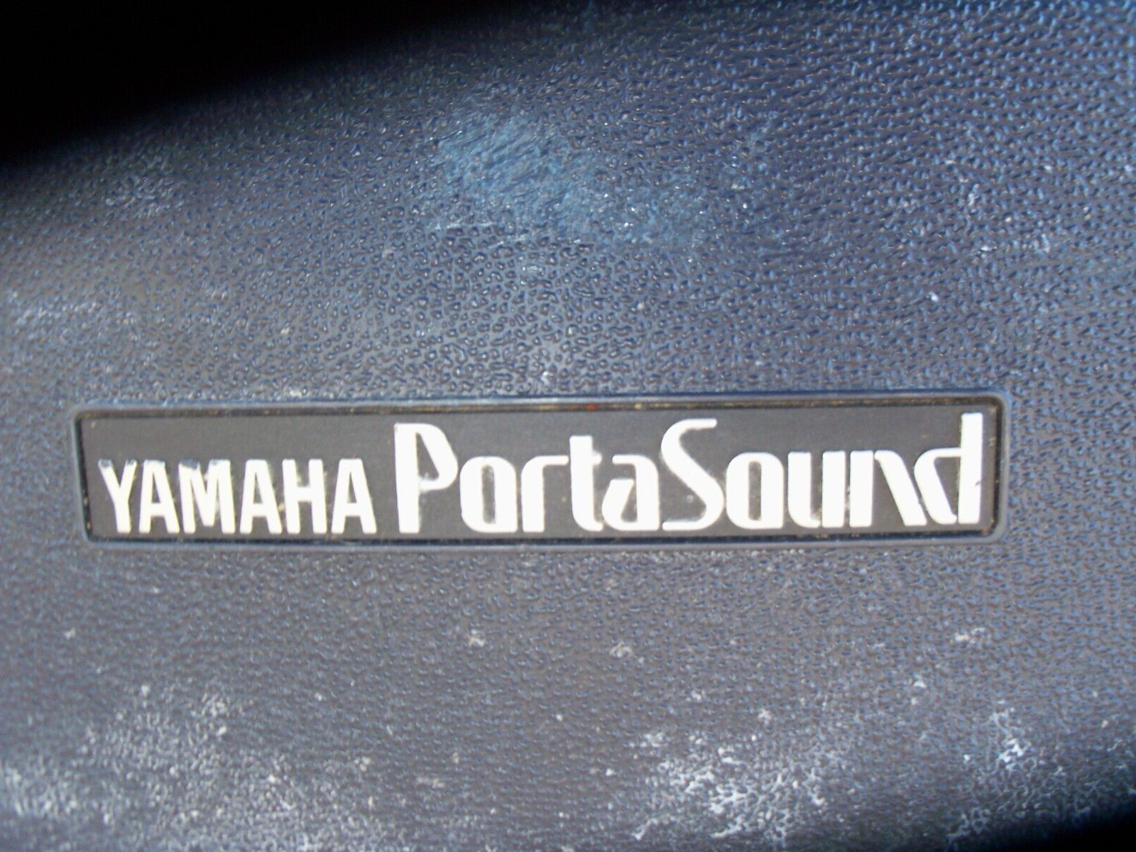 YAMAHA PORTASOUND PS-400 ELECTRONIC KEYBOARD (COMES WITH HARD SHELL CASE)