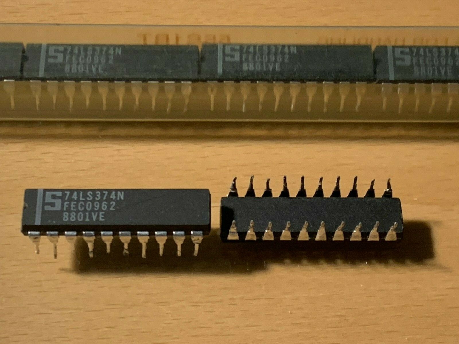 74LS374N - Signetics IC - Octal Flip Flop, DIP-20.