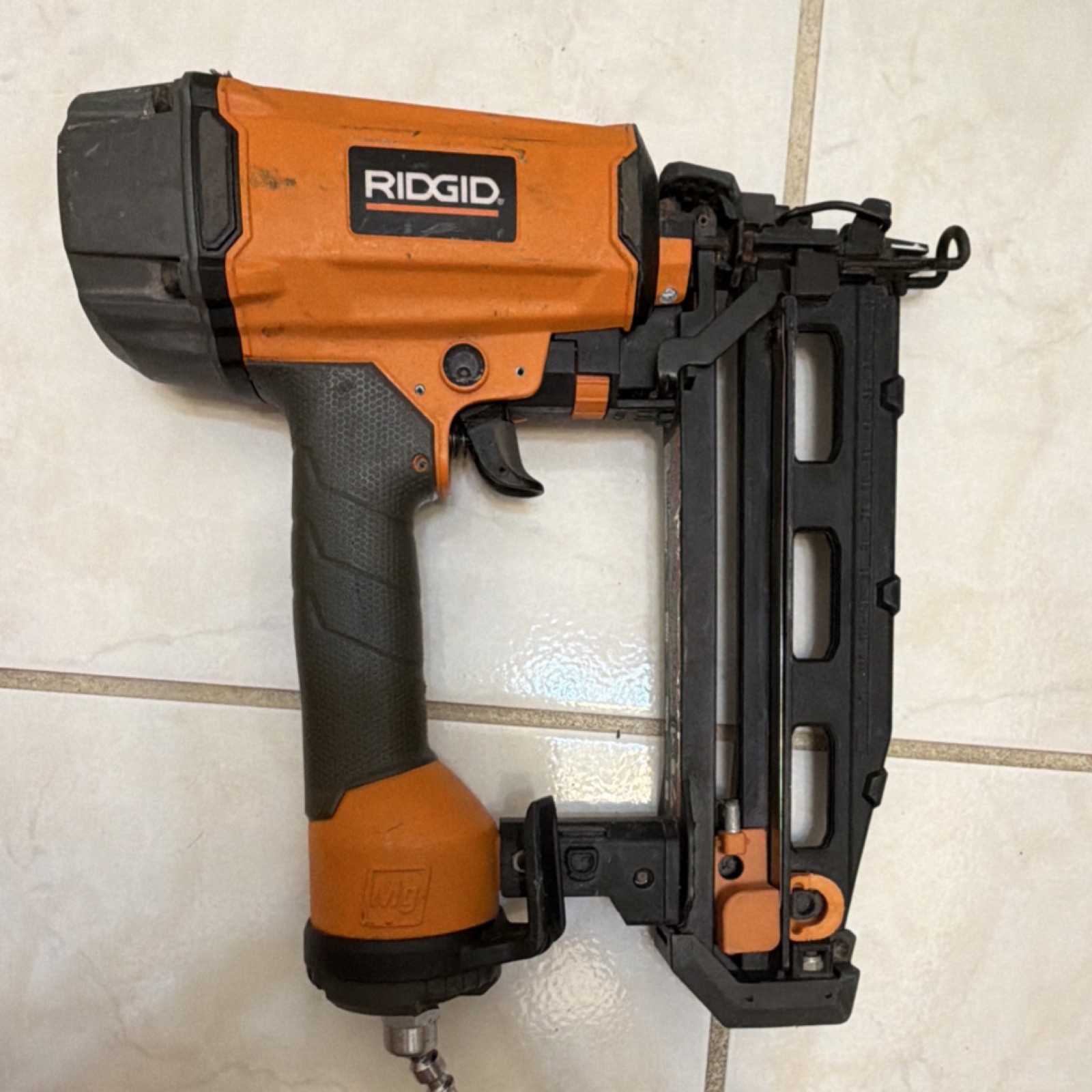 RIDGID R250SFE Pneumatic Straight Finish Nailer Orange/Black Model R250SFE