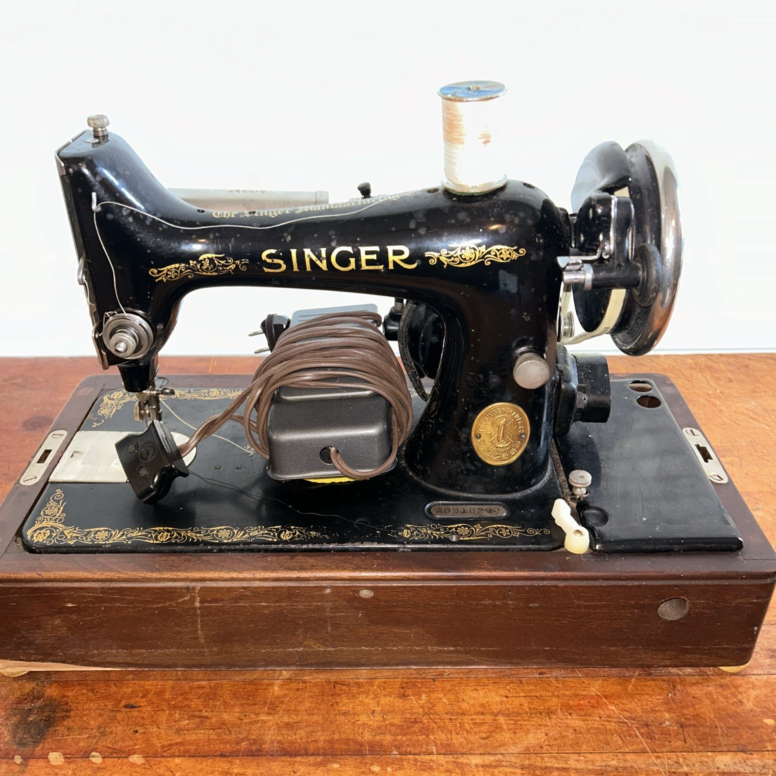 Vintage Singer Sewing Machine in Original Wood Case 🧵✂️
