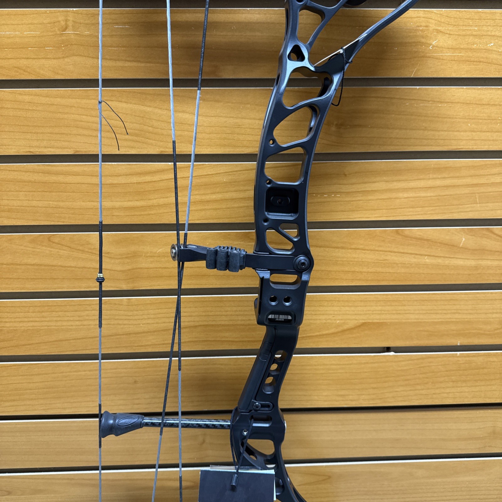 Item 3862 - Bowtech Archery Compound Bow - Core SS - RH - Black - #70 - 26”-31”