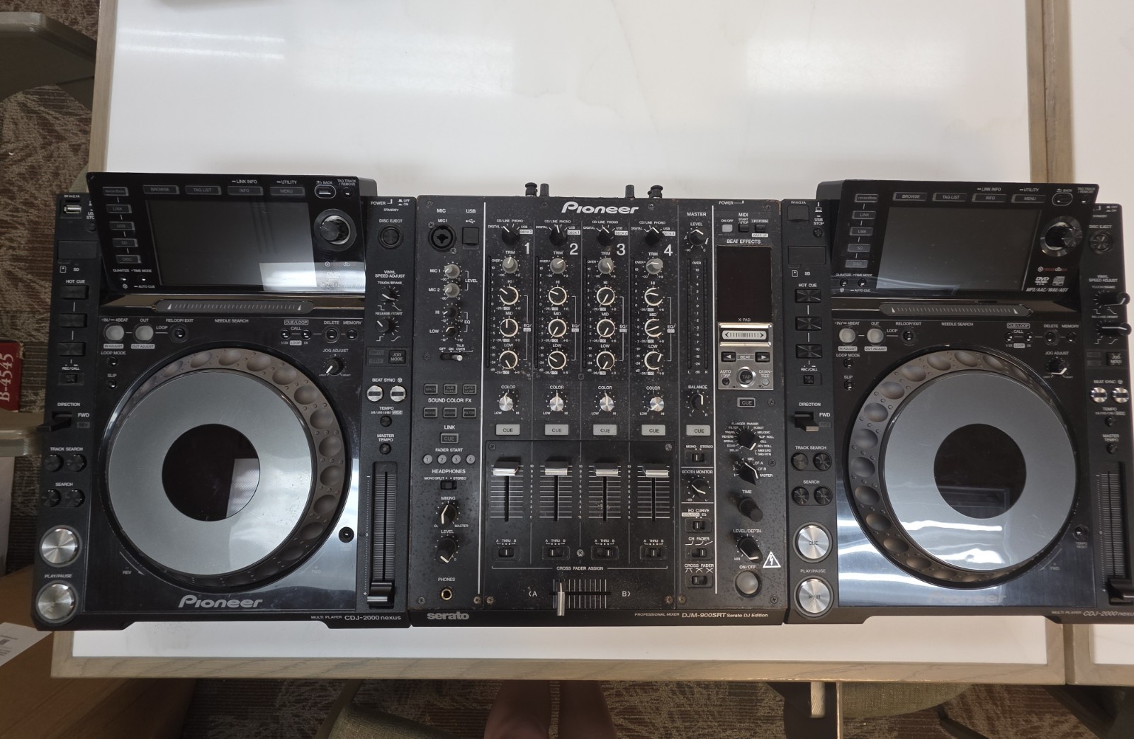 Pioneer High-performance Serato DJ mixer DJM-900SRT + 2 CDJ 2000 Nexus Players