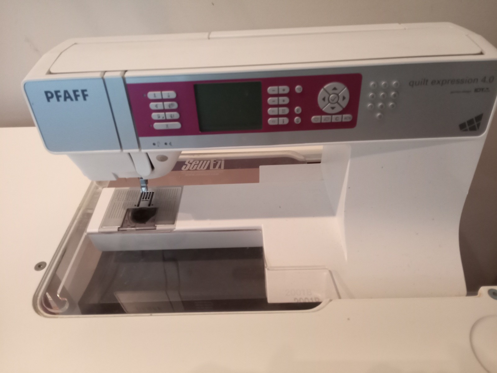 Pfaff Quilt Expression 4.0 Sewing Machine With IDT, plus Sew Ezi Table