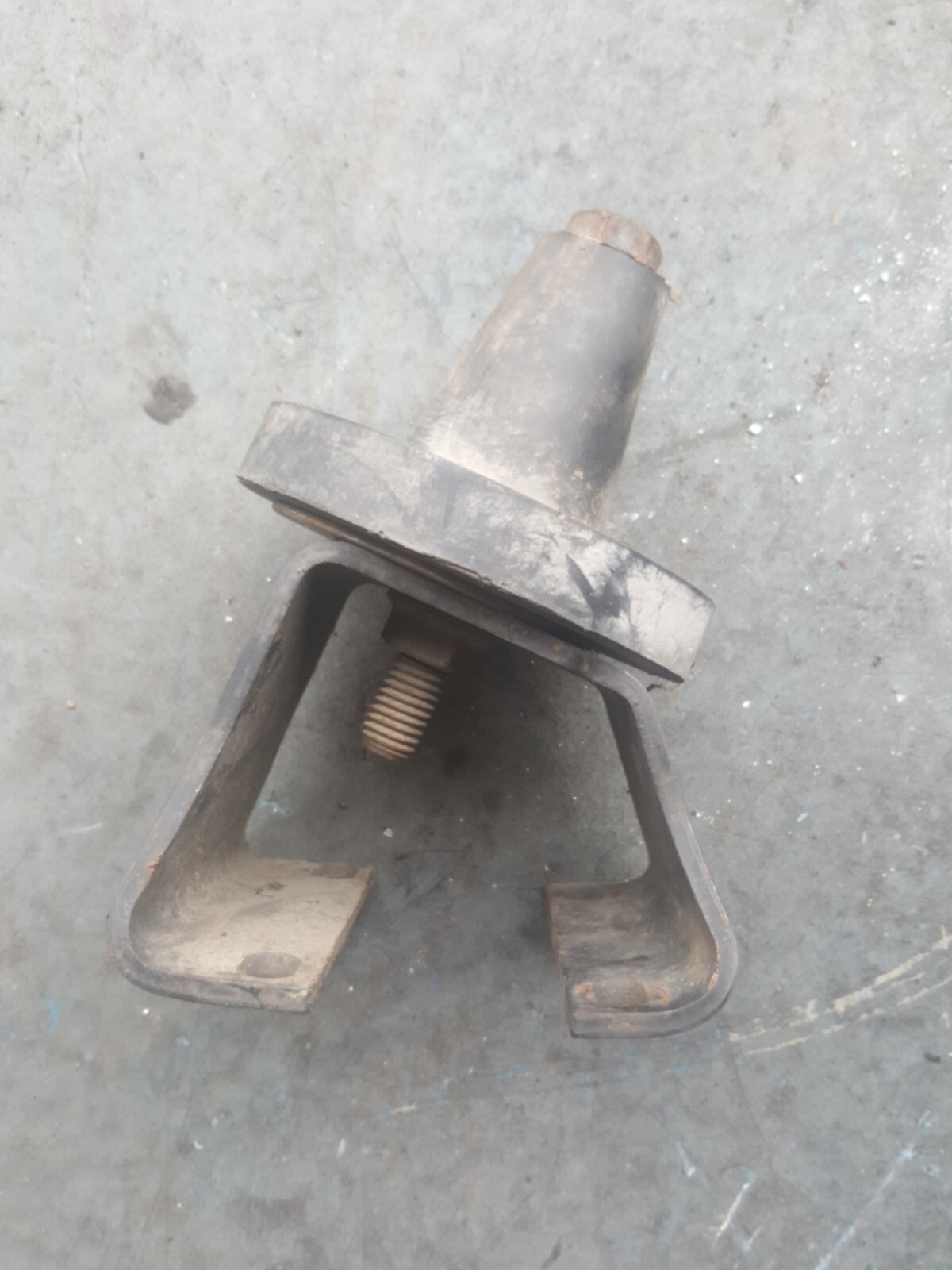 Freightliner Hood Mount A17-10464