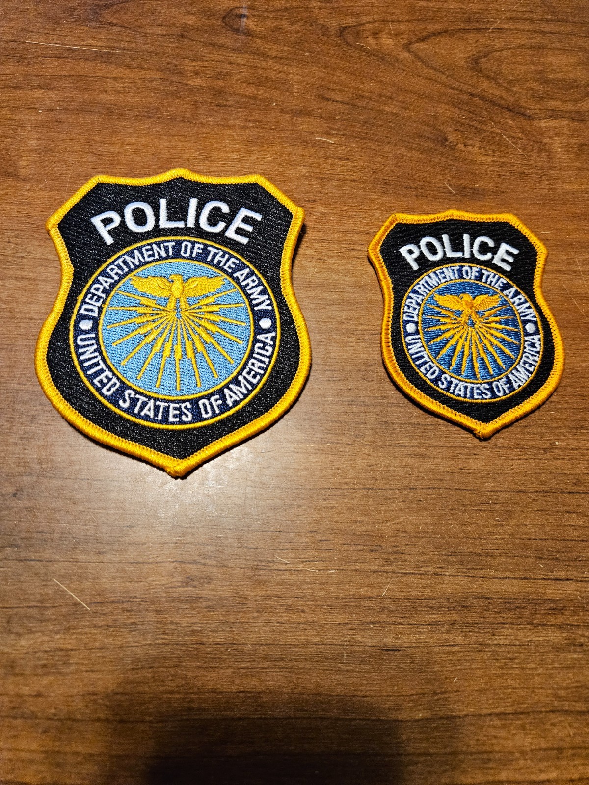 UNITED STATES OF AMER DEPARTMENT OF THE ARMY POLICE PATCH PAIR (CAP SIZE)