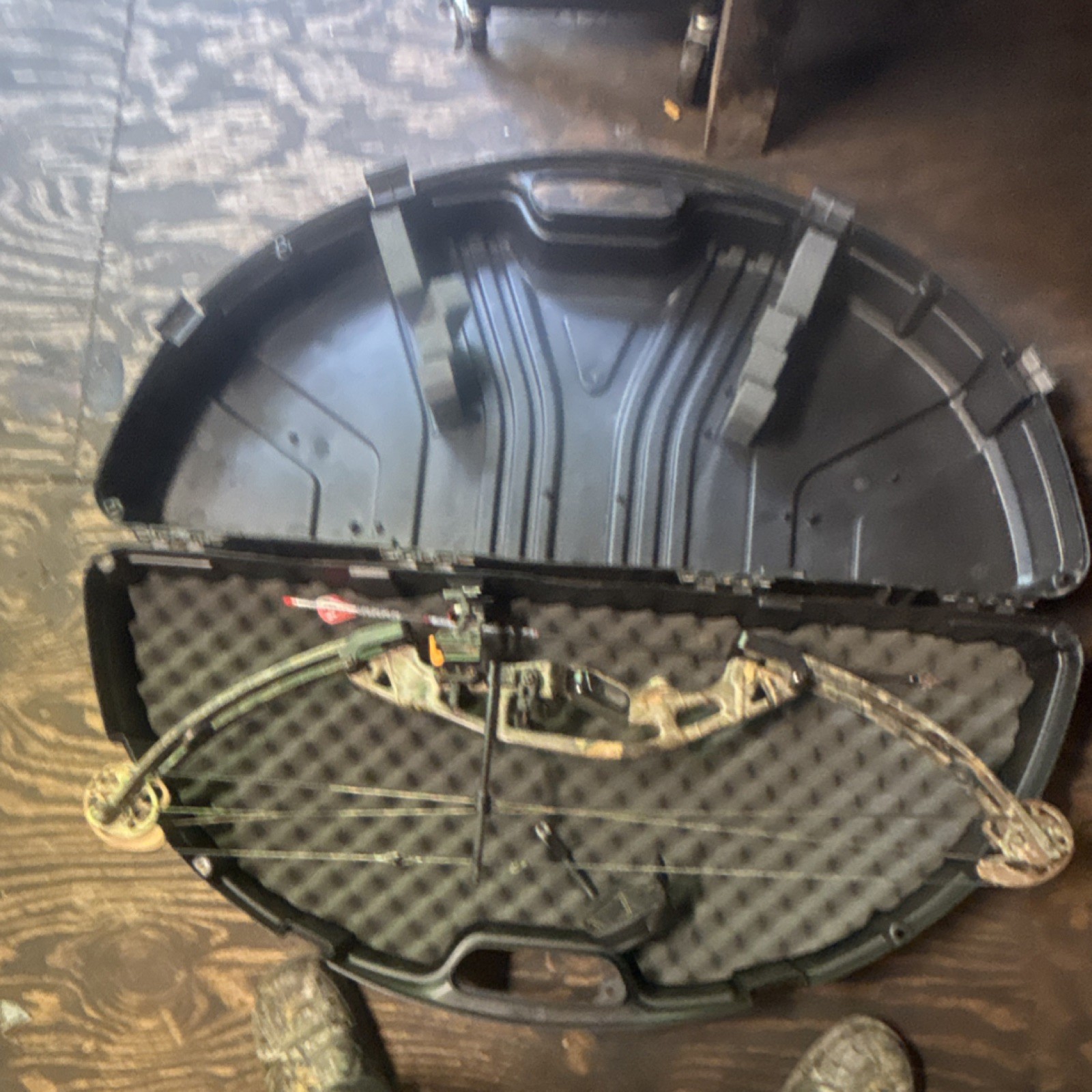Compound Bow Camouflage & Black Finish with Hard Case for Men
