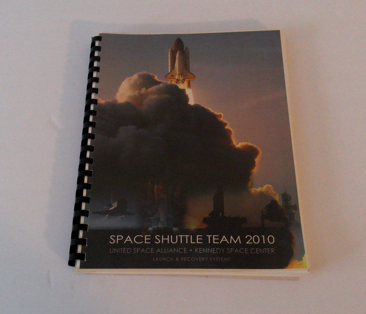 USA UNITED SPACE ALLIANCE 2010 SPACE SHUTLE TEAM FOR EMPLOYEE'S ONLY BOOK & DVD