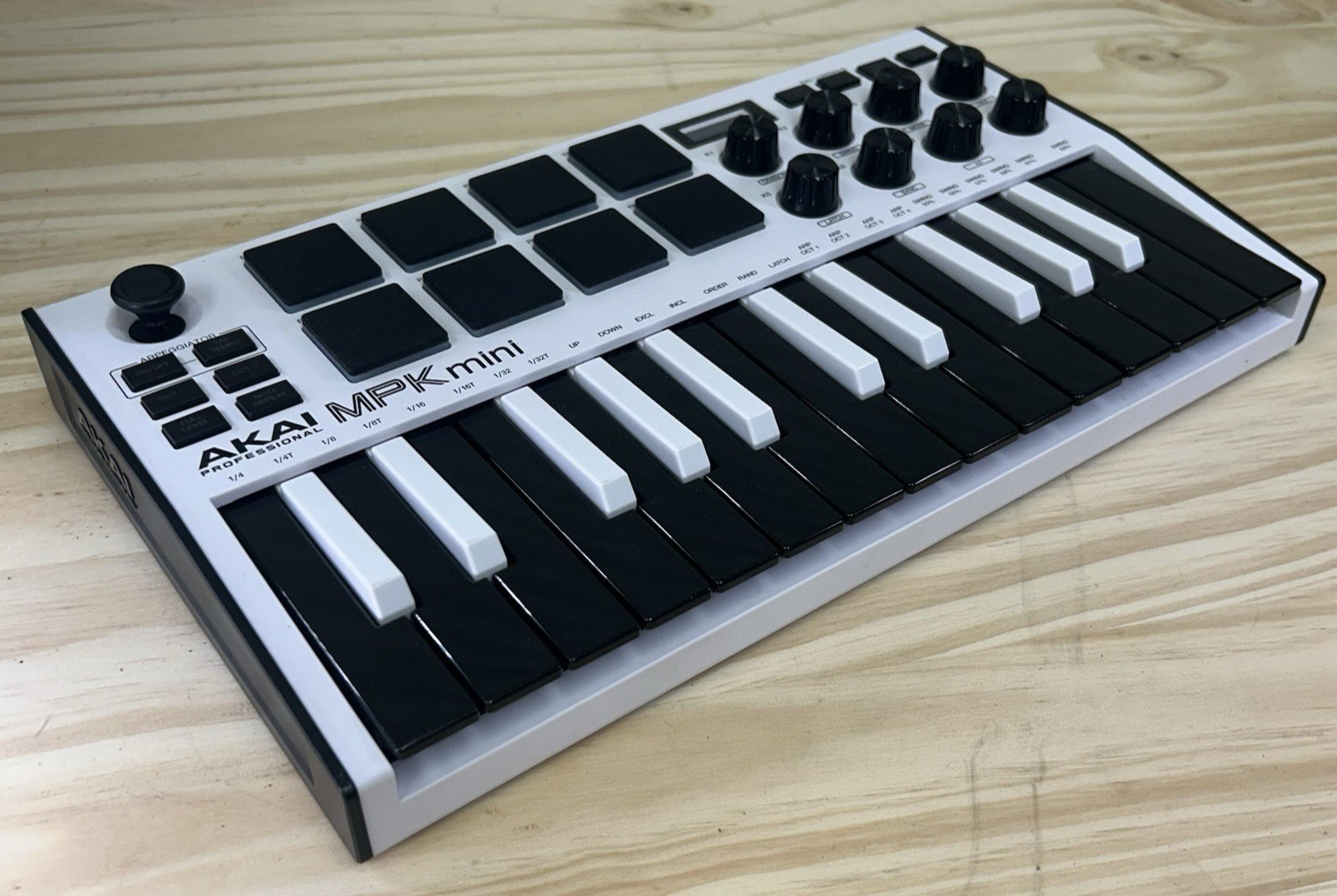 Akai MPK Mini Keyboard and Pad Controller (White) NO CABLES *USED*