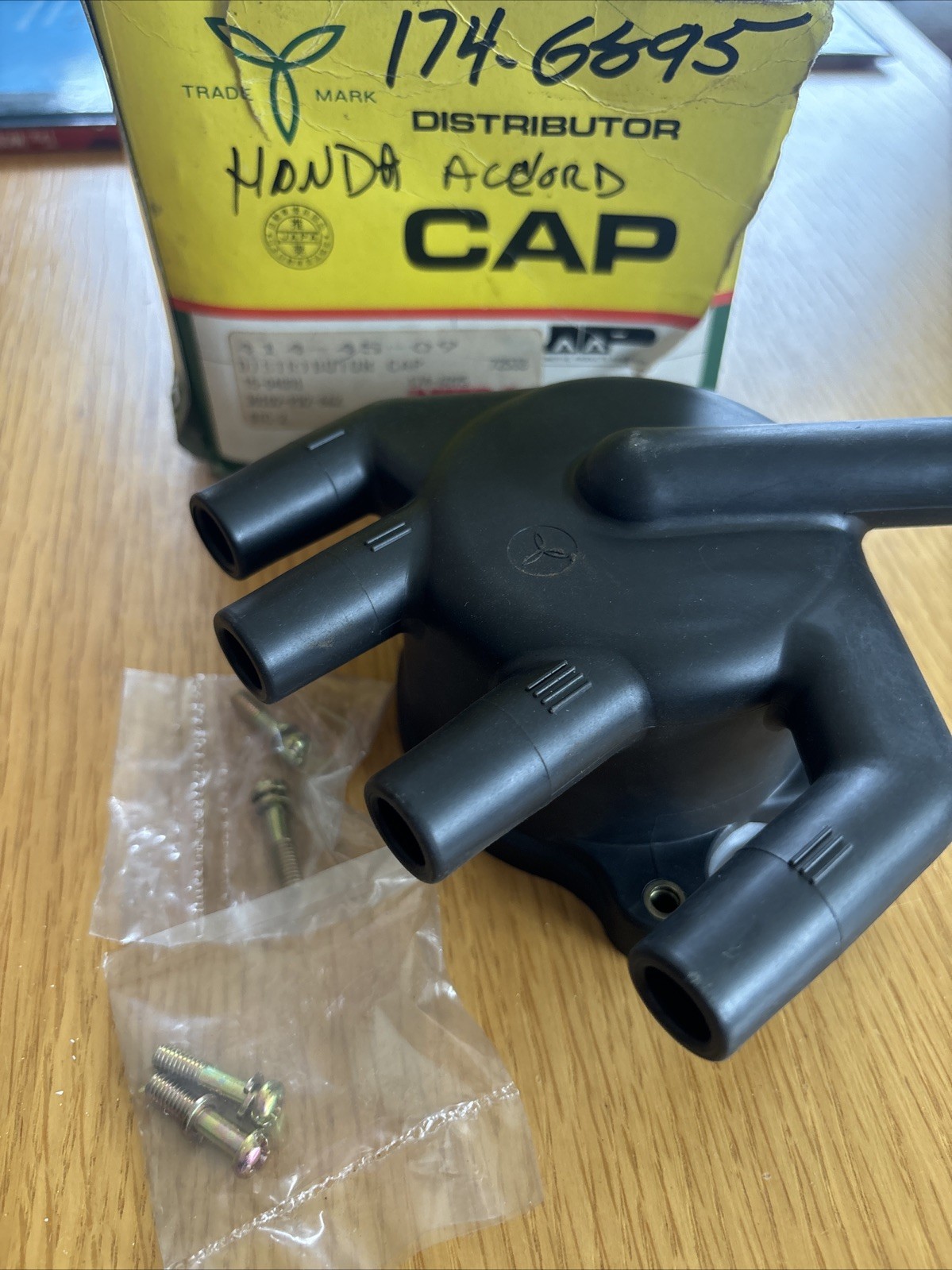 Distributor Cap for 1984-1985 Honda Accord (Carb) - Made in Japan - Ships Fast!