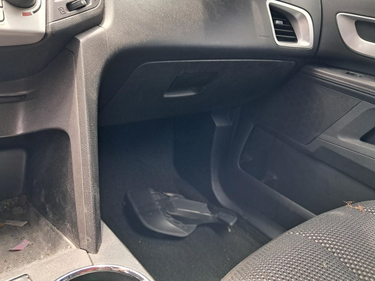 EQUINOX   2011 Glove Box 4744678