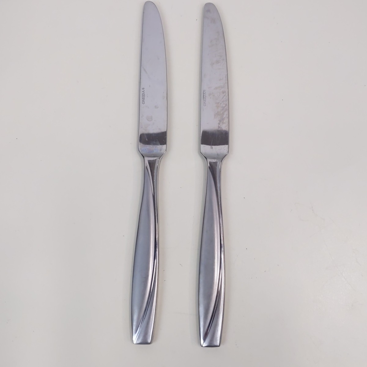 Oneida Stainless Steel Dinner Knives Set of 2 Flatware Silverware Modern Pattern
