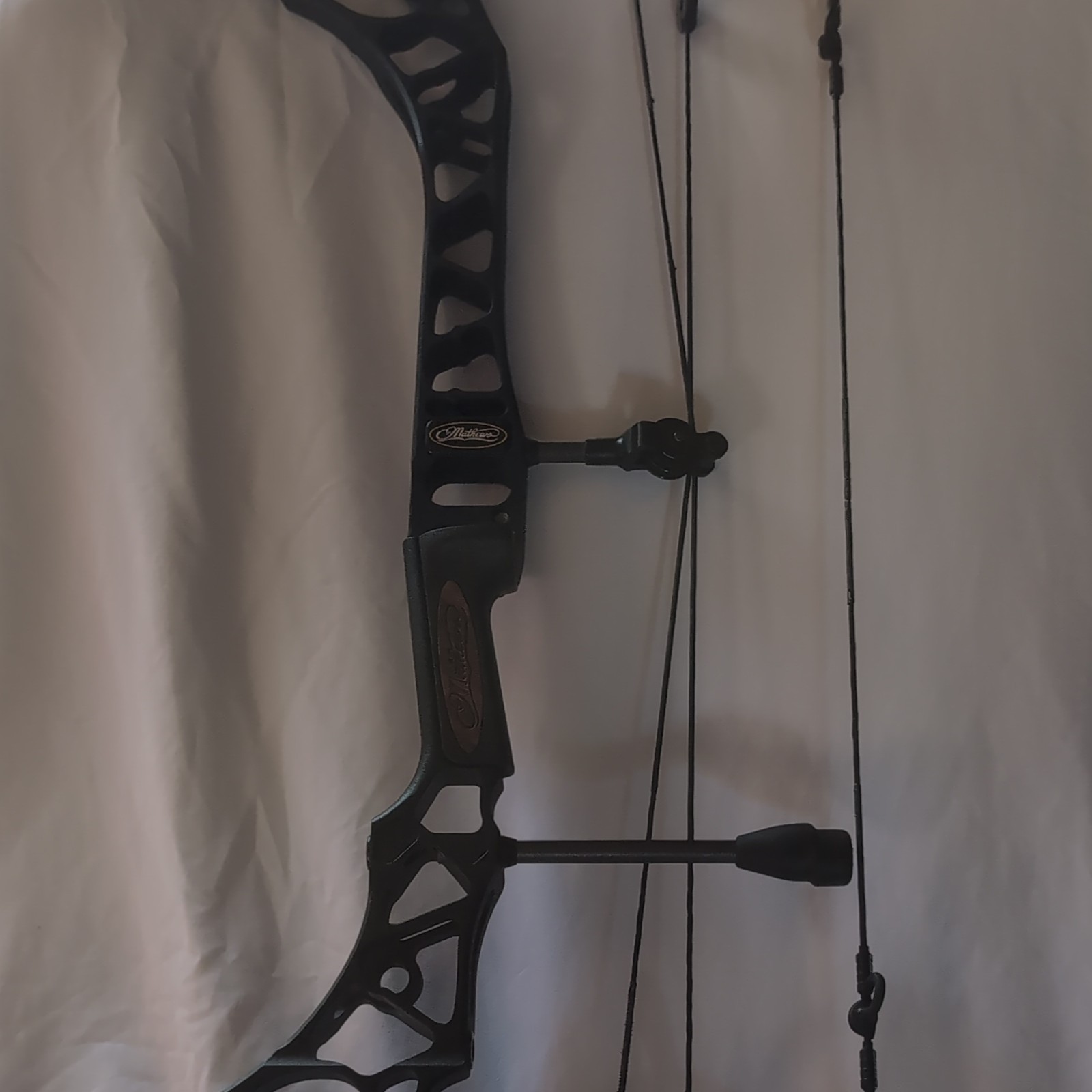 Mathews Croscent RH Compound Bow 70lb 28in Draw Length Black Aluminum