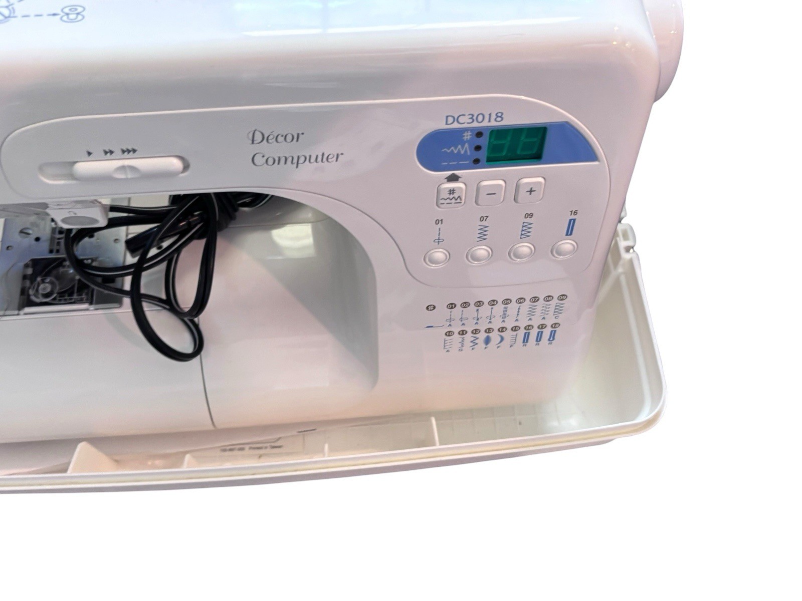 Janome DC3018 Decor Computer sewing machine with case Pedal READ DESCRIPTION