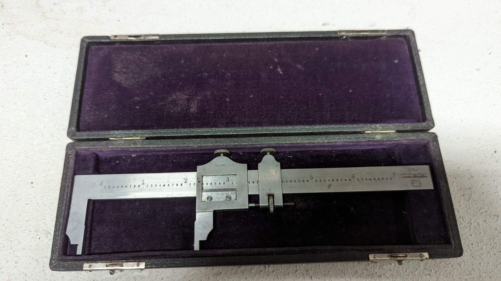 VINTAGE BROWN & SHARPE CALIPER 570 WITH CASE