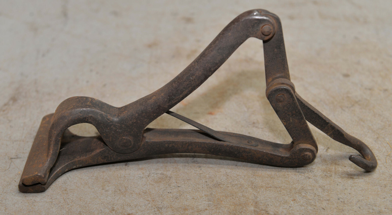 Early leather workers vise clamp collectible cast iron harness makers tool