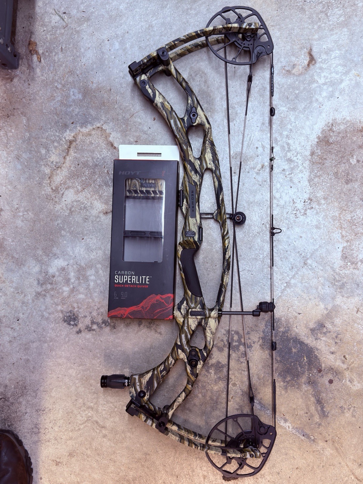Hoyt RX9 Ultra Origin Raptor RH 50 to 60 Lb & 6 Arrow Matching Quiver