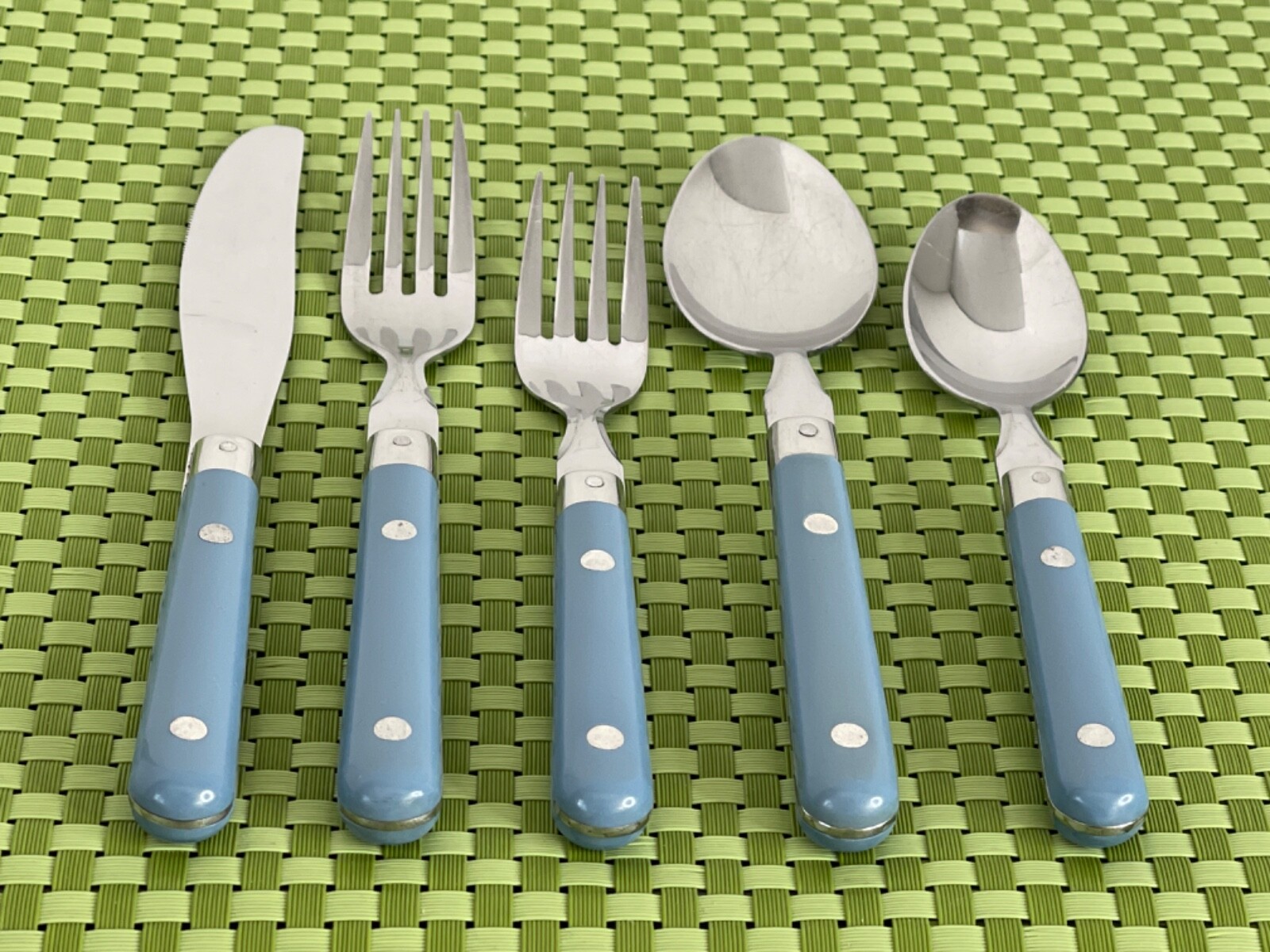 Washington Forge MARDI GRAS WILLIAMSBURG BLUE Stainless Choice Flatware B117WU
