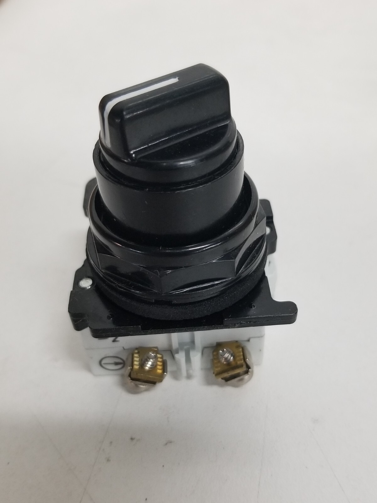 Eaton E34VFBK1-X1     Selector Switch     1NO 1NC   2 Position