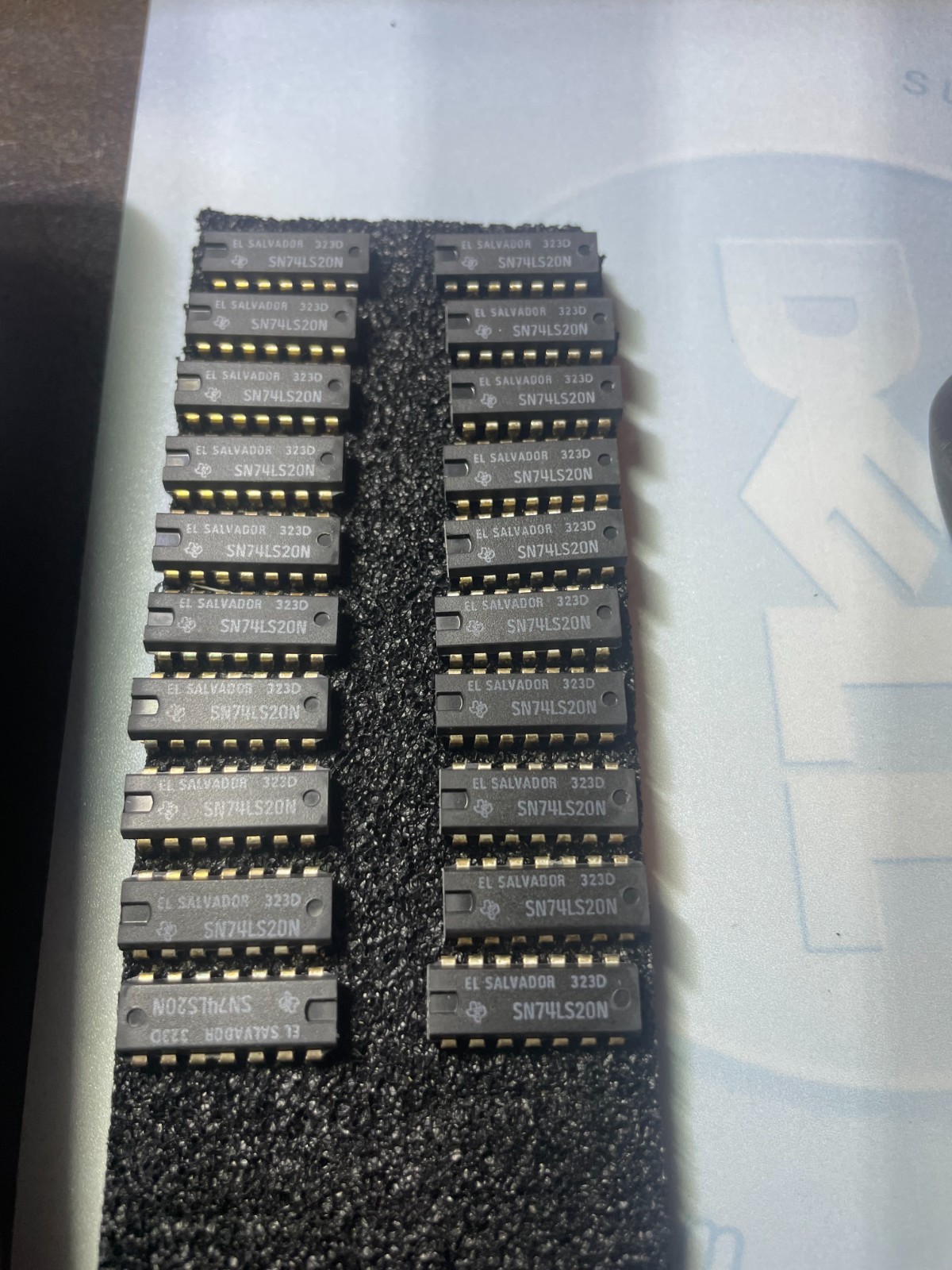 Lot of (20) Texas Instruments SN74LS20N dual 4-input bipolar NAND gates