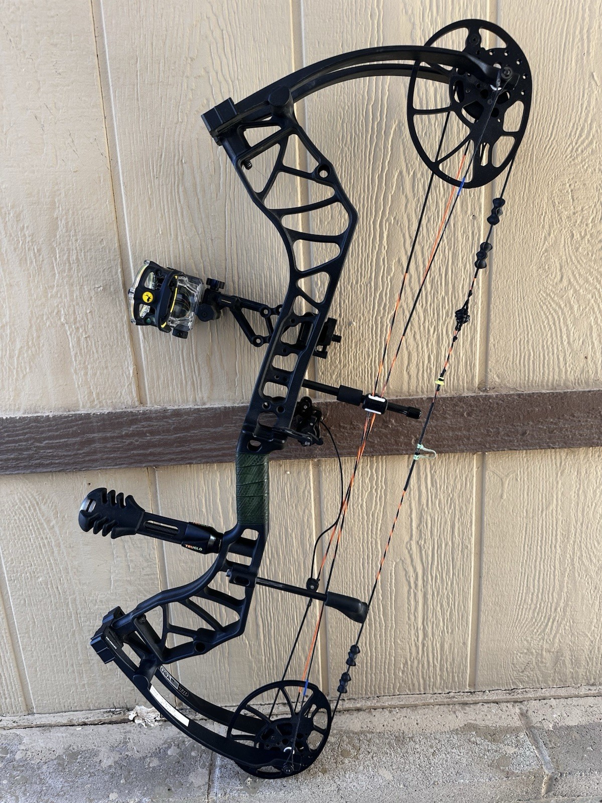 Bear Archery Legit Maxx Black Compound Bow 70lbs