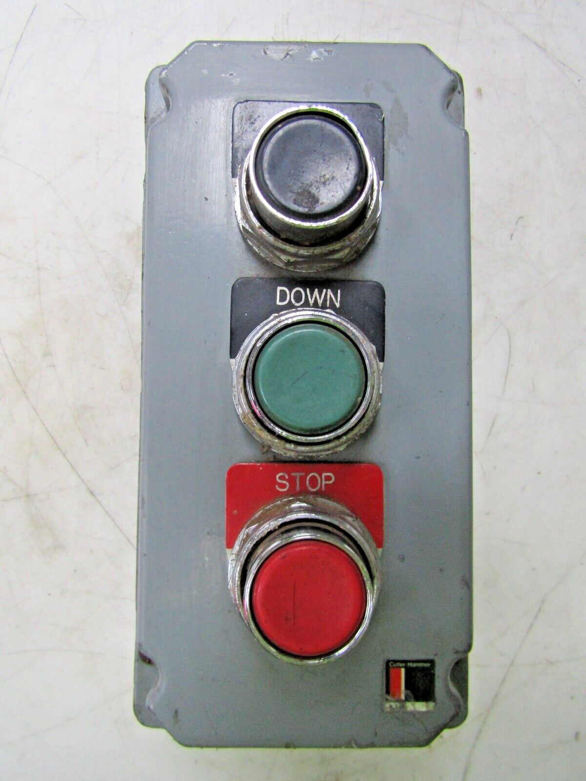 💥 CUTLER-HAMMER 3 HOLE PUSH BUTTON ENCLOSURE / W 3 PUSH BUTTONS 10250T/E34