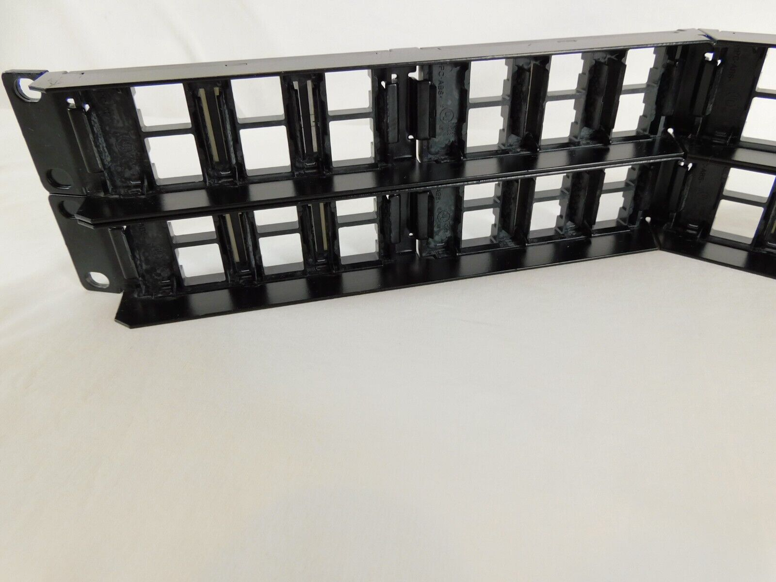 CPPA-UDDM-M-2U-48 760207308 Angled CommScope Patch Panel + Cable Management Bars