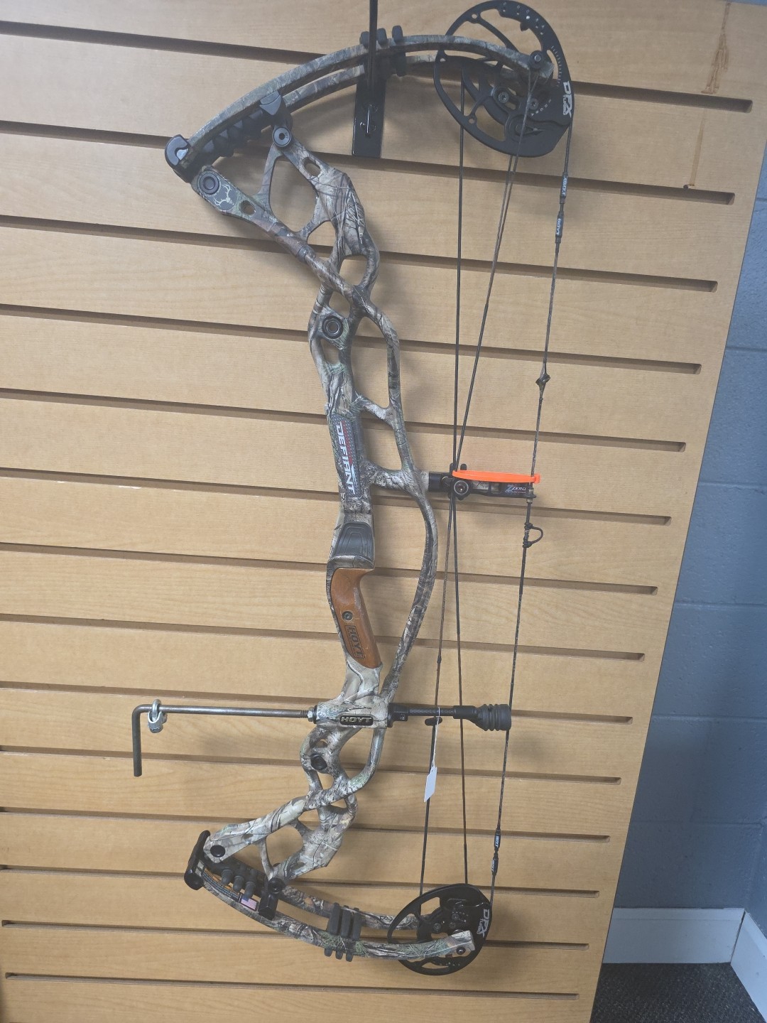 Hoyt Carbon Defiant RH DFX Turbo 60-70lbs Weight 26-28 Inches Length Camo
