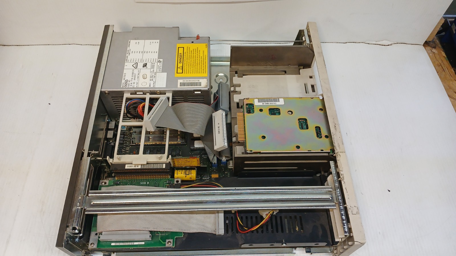 Vintage IBM Personal System/2 Model 30 8530-002 *POWERS ON* *UNTESTED* *READ!*