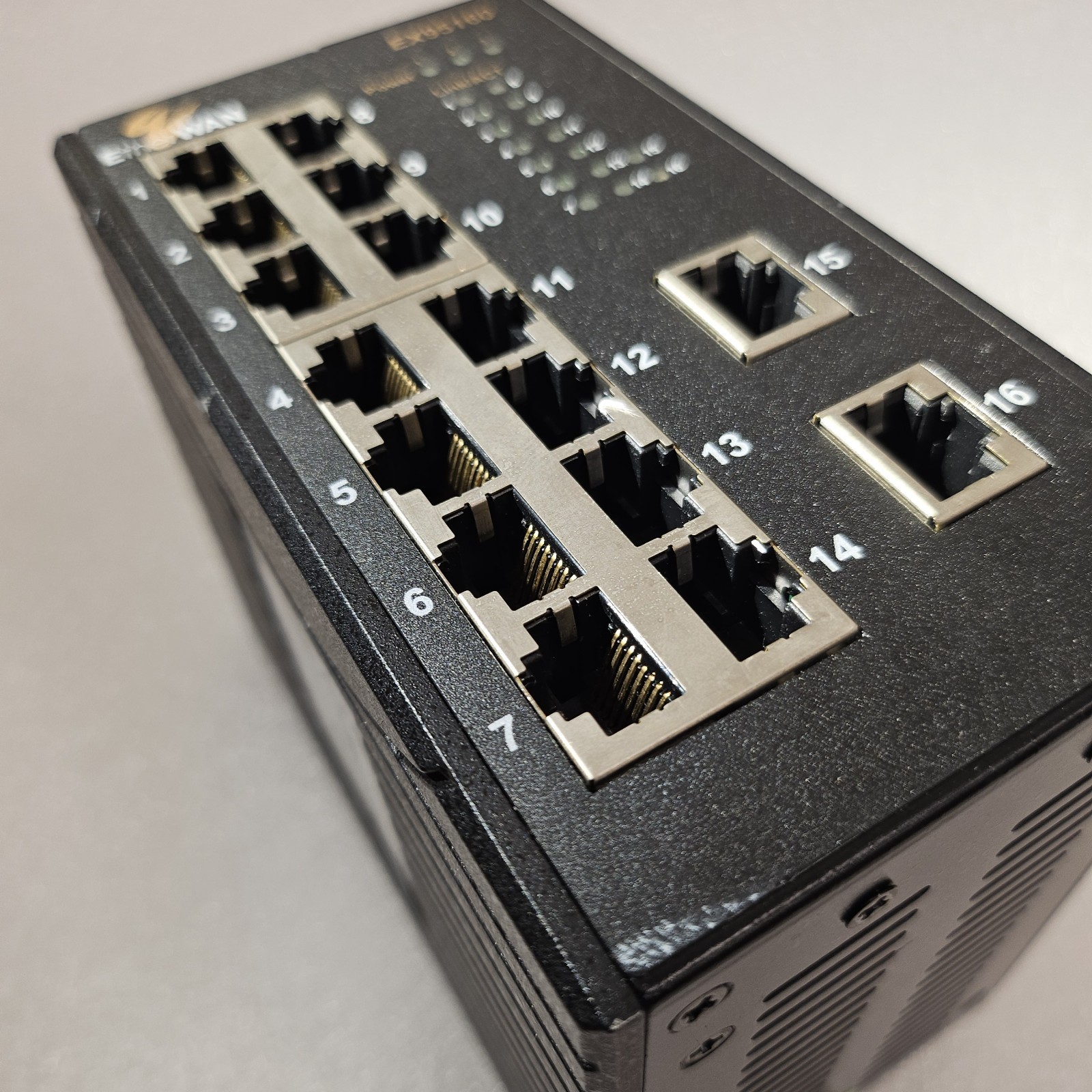 EtherWAN EX95160-00B 16-Port 10/100 Fast Ethernet Unmanaged DIN Rail Switch