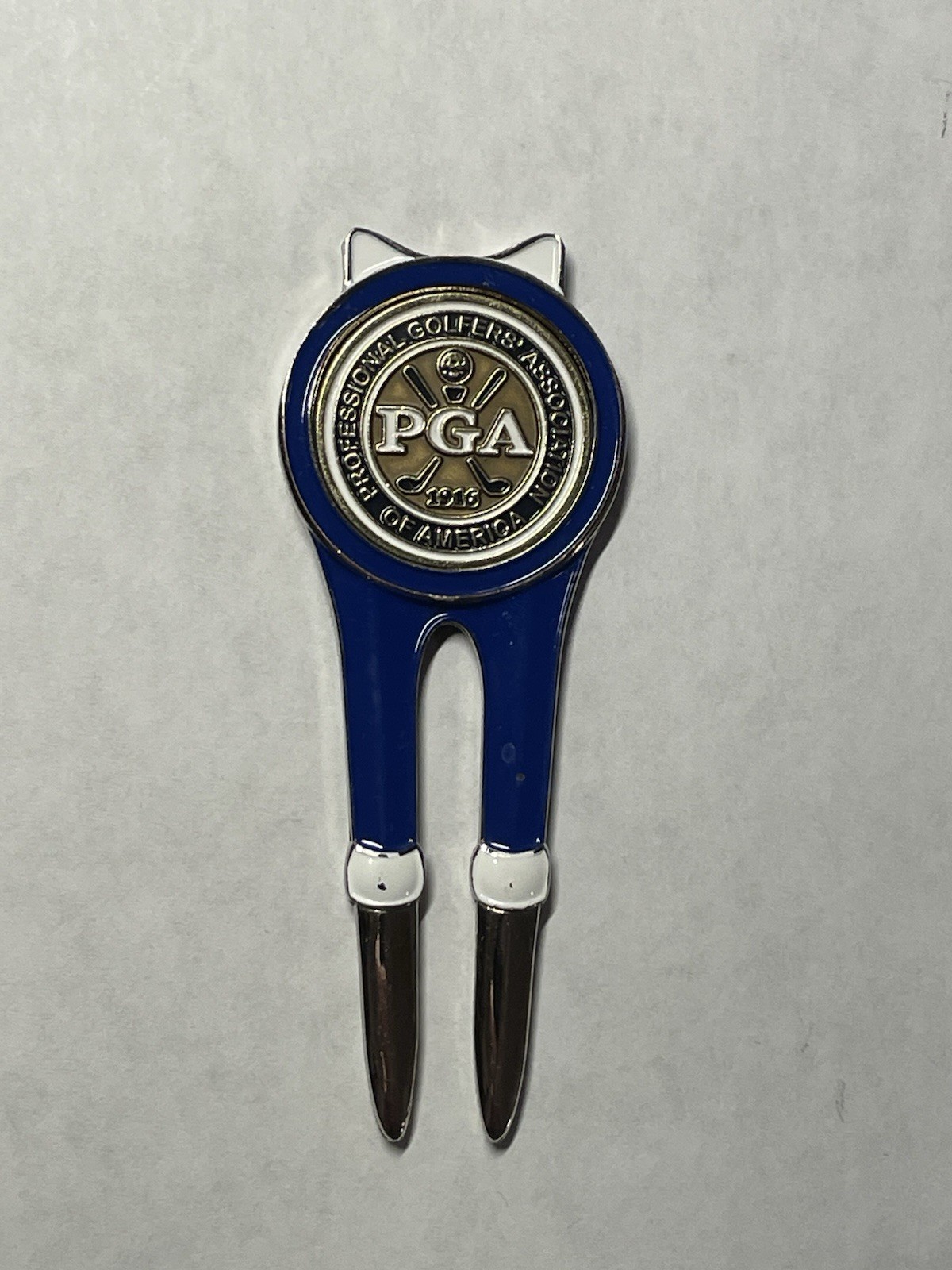 PGA Professional Golfers' Association Divot Tool & 1" Coin Style Golf Marker