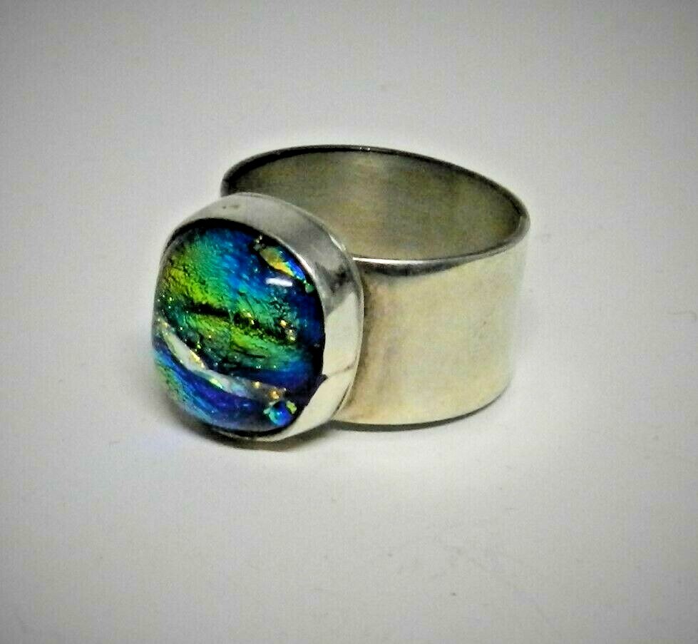 JWLE-18 -- STERLING 925 SILVER RING SET WITH IRIDESCENT ART GLASS size 7