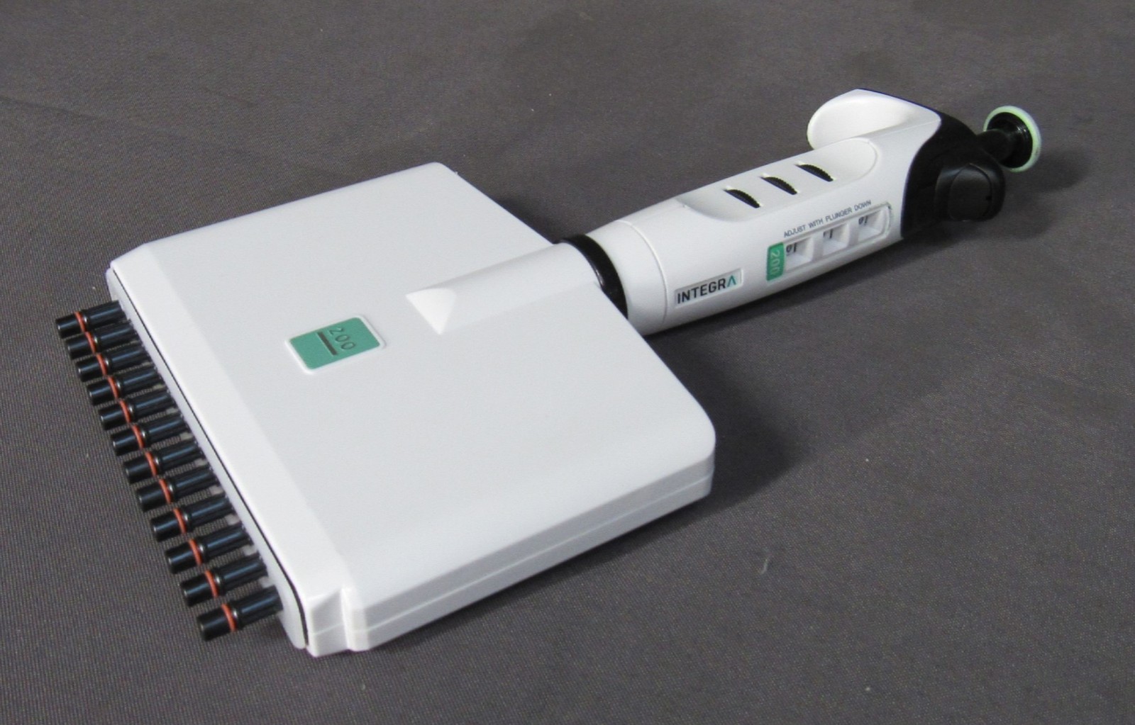 * INTEGRA 3036 EVOLVE 20-200µL 12-Channel Manual Pipette